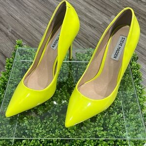 Steve Madden Daisie neon yellow pumps